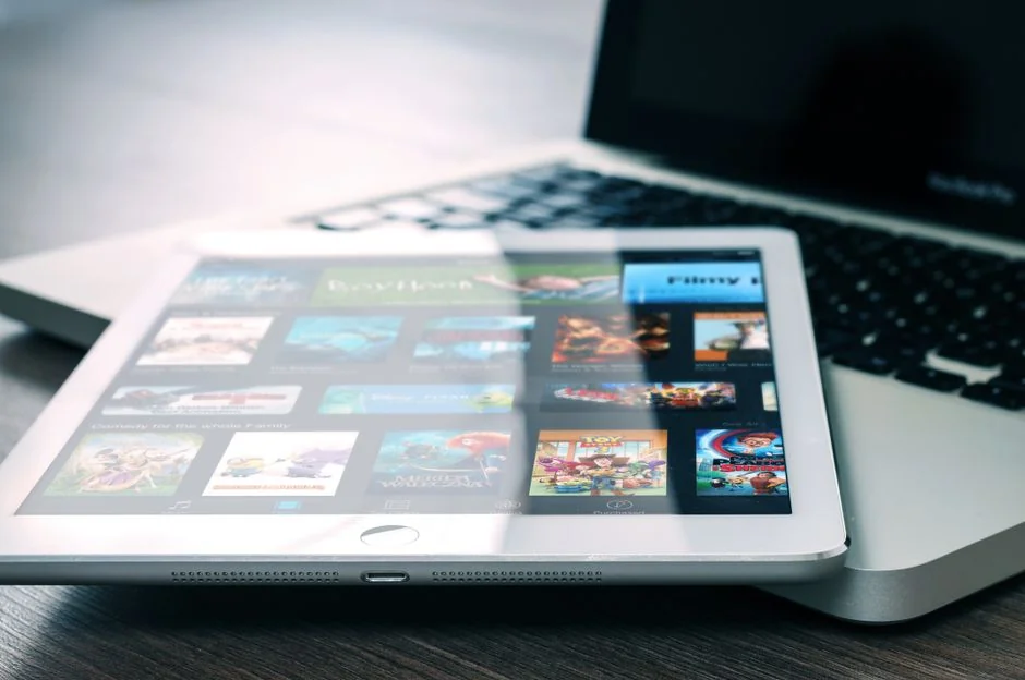 home-hero Une personne utilisant un ordinateur portable pour parcourir des banques d’images. Travail en freelance dans un cadre chaleureux.